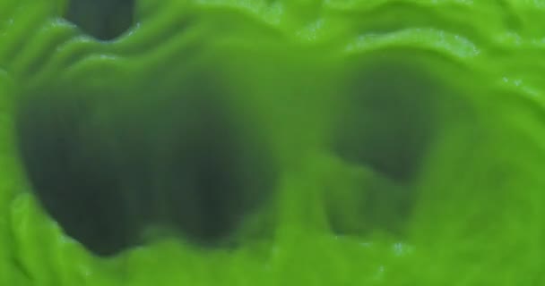 Contexte abstrait. Ondulations et vagues de peinture fluorescente verte. — Video