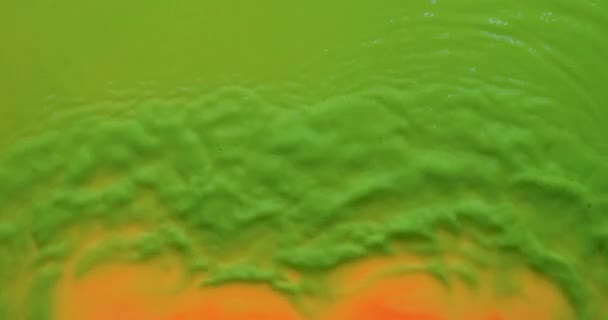 Absztrakt háttér. Zöld fluoreszkáló festék hasadékai és hullámai. — Stock videók
