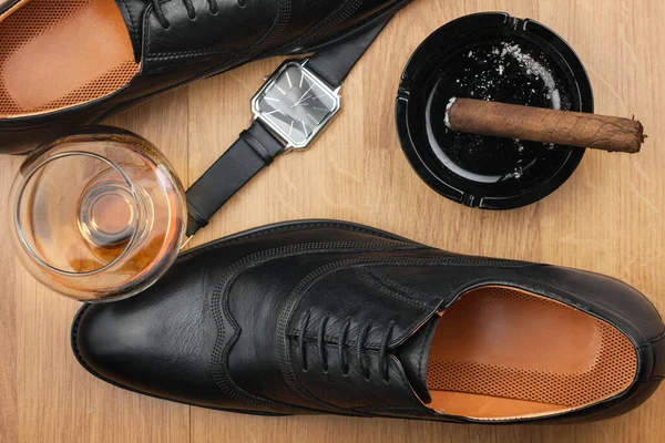 Een Mannelijke Manier Van Leven Schoenen Sigaren Horloges Alcohol Uitzicht — Stockfoto