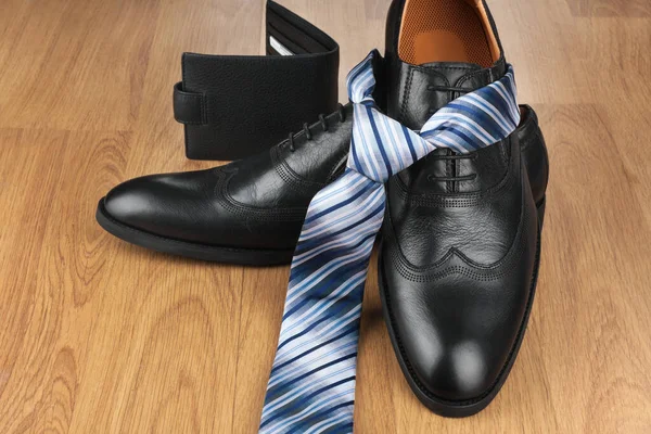 Classic Mens Black Shoes Tie Purse Wooden Floor Men Fashion — Stock Photo, Image