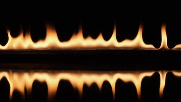 Slow motion, pulsating fire and its reflection on a black background. — Stock Video