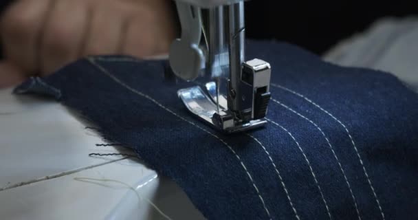 La costurera cose denim. Una costura en la tela. — Vídeos de Stock