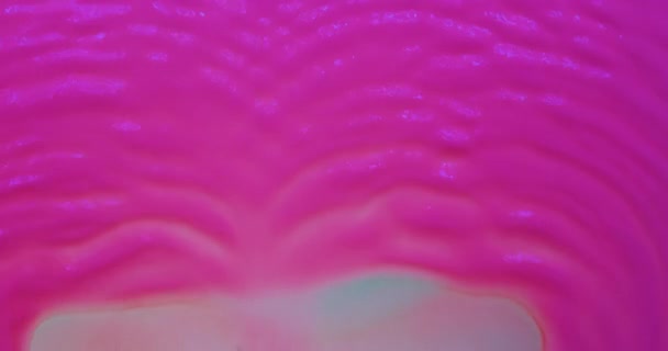 Hermosas olas de pintura fluorescente rosa. El viento sopla la pintura rosa — Vídeo de stock