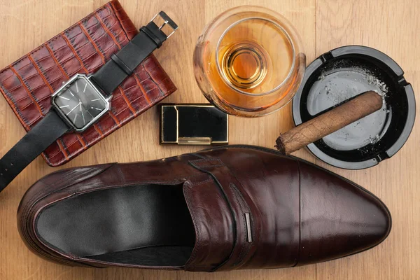 Men Accessories Brown Elegant Shoes Wallet Alcohol Cigar Wooden Table — Stock Photo, Image