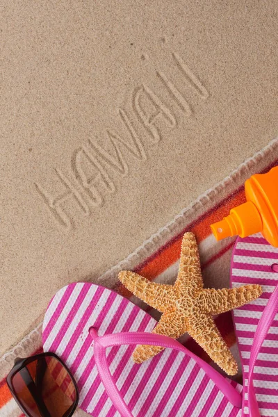 Word Hawaii Skrevet Sand Med Strand Tilbehør Rejsebaggrund - Stock-foto