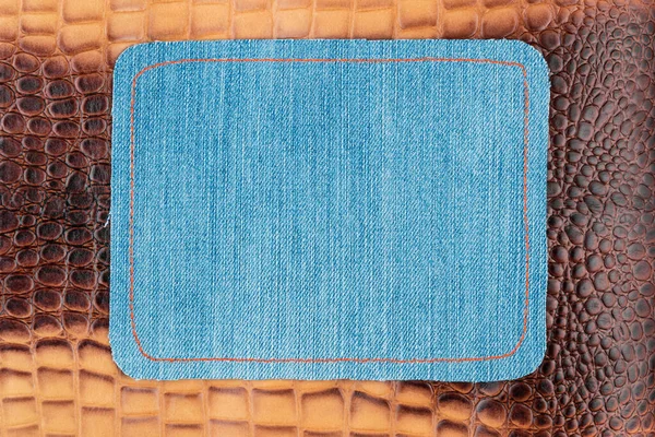 Pusta Ramka Dżinsów Jeansowy Plaster Pomarańczową Nitką Brązowej Skórze Miejscem — Zdjęcie stockowe