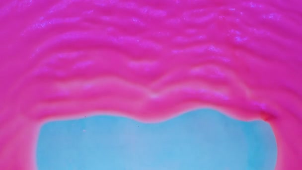 En cámara lenta. Hermosas olas de pintura fluorescente rosa. El viento sopla la pintura rosa — Vídeos de Stock
