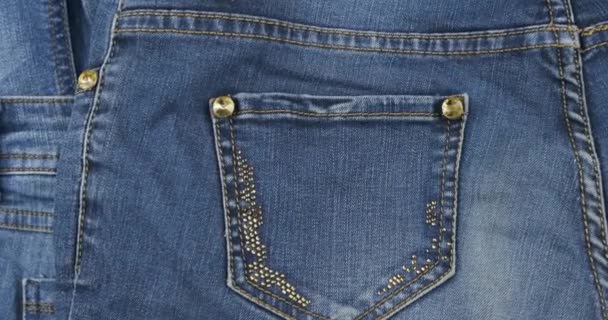 Kapsa džínů zdobená drahokamy. Přiblížení. — Stock video
