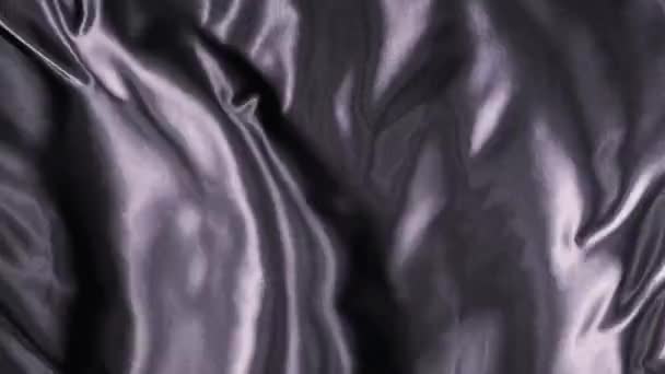 黒い布が風になびく。スローモーション。風になびく波サテン生地. — ストック動画