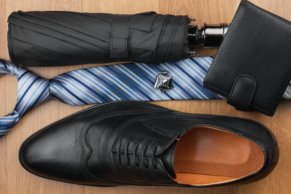 Vue Dessus Chaussures Classiques Chic Pour Hommes Cravate Portefeuille Parapluie — Photo