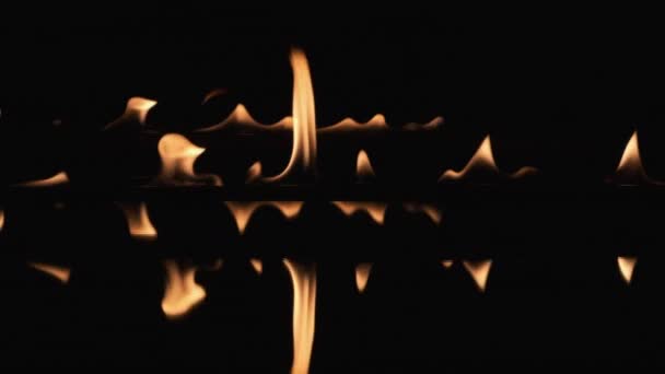 Odraz dvou pruhů plamene ve vodě. — Stock video