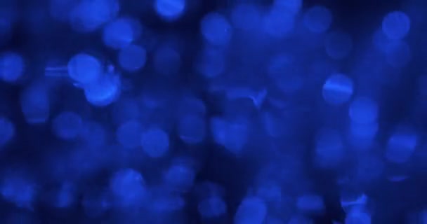Mouvement chaotique des lumières bleues floues réfléchies dans l'eau. — Video