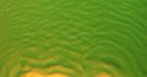 Fondo abstracto. Ondas y ondas de pintura fluorescente verde. — Vídeo de stock