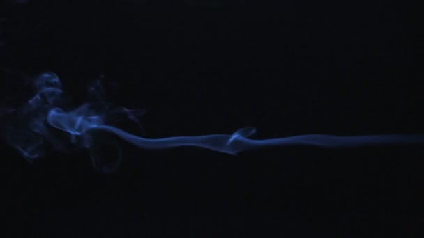 Movimiento abstracto de humo azul sobre fondo negro. — Vídeos de Stock