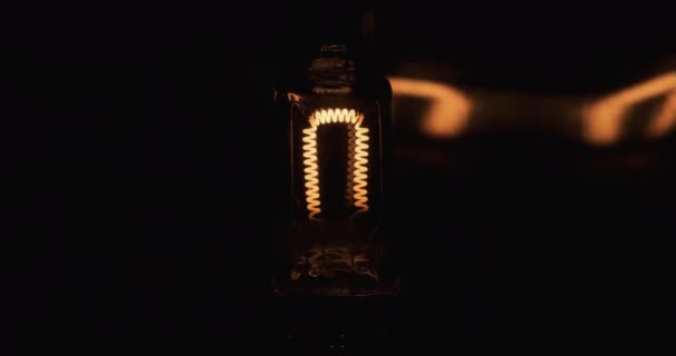 Крупним планом, красиве відображення спіральної лампи розжарювання. Відблиск вольфрамової нитки . — стокове відео