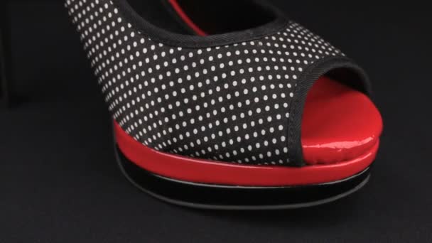 Rotazione punta delle scarpe da donna. Primo piano di elementi di scarpe da donna, calzino e tallone. — Video Stock