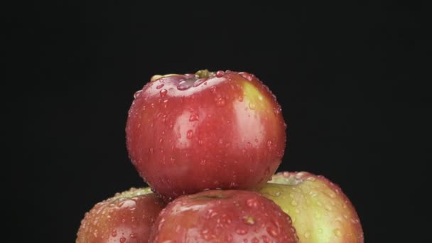 Gotas de água caindo em uma pilha de maçãs vermelhas inteiras. Movimento lento. — Vídeo de Stock