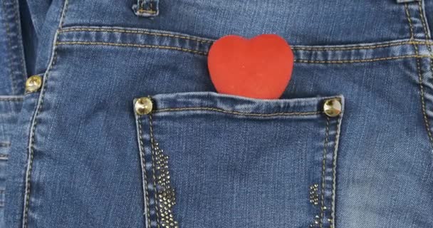 Зум, красное сердце в кармане женских джинсов. — стоковое видео