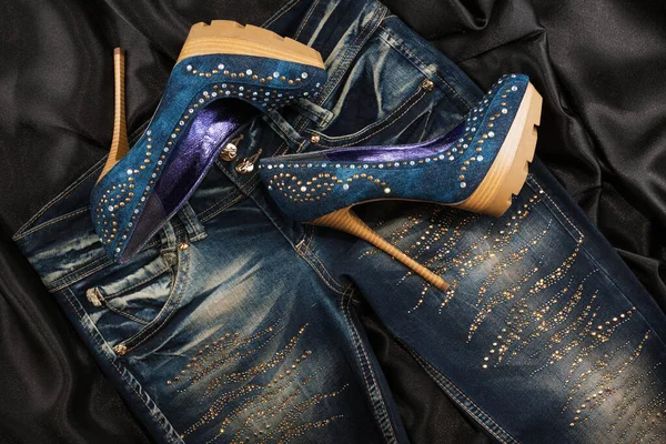 Lussuose Scarpe Denim Donna Strass Jeans Strass Seta Nera Sfondo — Foto Stock