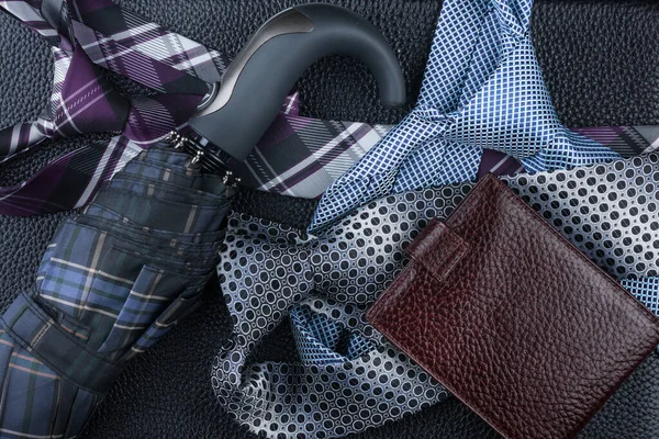Cravatta Portafoglio Ombrello Sdraiato Sulla Pelle Nera Possono Essere Utilizzati — Foto Stock