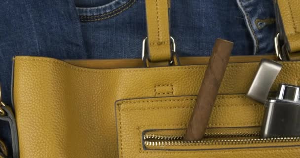 Panorama. Cigarrillo y encendedor en el bolsillo de una bolsa de mujer. Fondo conceptual. — Vídeo de stock