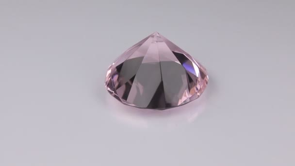 Rotación y aproximación de un gran diamante rosa. — Vídeo de stock
