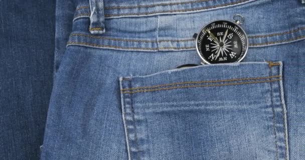 Панорама. Компас в заднем кармане твоих джинсов. Концептуальный фон. — стоковое видео