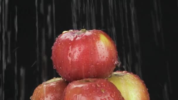 Slow motion. Raindrops fall on a pile of apples. Fruit pyramid. — Stock Video