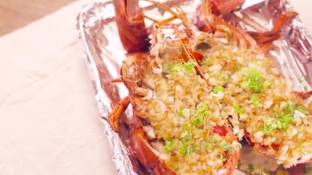 Homard Cuit Vapeur Avec Ail Oignons Verts — Video