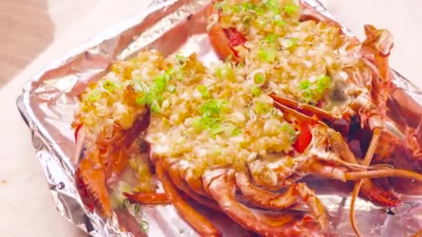 Steamed lobster with garlic and green onions — Stock Footage Steamed Lobster Garlic Green Onions Stock Footage