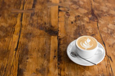 Bir fincan kahve latte sanat ahşap tablo. Sokak kahve. kopya alanı