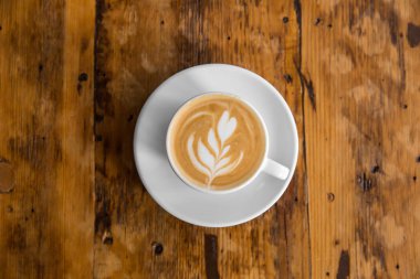 Bir fincan kahve latte sanat ahşap tablo. Sokak kahve. Üstten Görünüm
