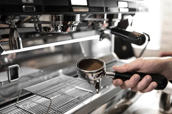 Barista Café macht Kaffee Zubereitung Service-Konzept — Stockfoto