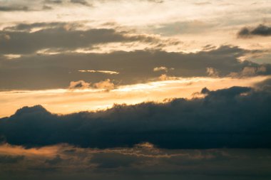 Dramatik gökyüzü günbatımı ve gündoğumu. Ateşli turuncu günbatımı gökyüzü. Güzel gökyüzü.