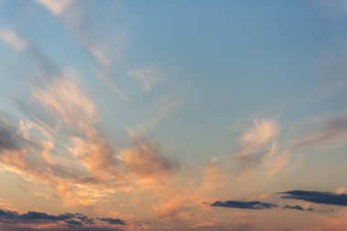 Dramatik gökyüzü günbatımı ve gündoğumu. Ateşli turuncu günbatımı gökyüzü. Güzel gökyüzü.