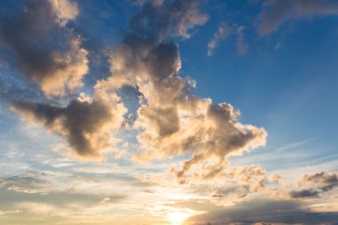 renkli gökyüzü güneş arka planda dağlar ile. gün batımı, Güneş doğuyor. Kabarık bulutlar ile romantik günbatımı gökyüzü