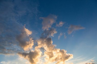 renkli gökyüzü güneş arka planda dağlar ile. gün batımı, Güneş doğuyor. Kabarık bulutlar ile romantik günbatımı gökyüzü