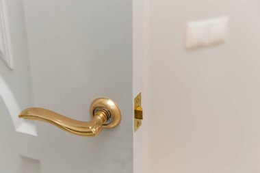 Beyaz kapı yatay bir metalik düğme ayrıntısı