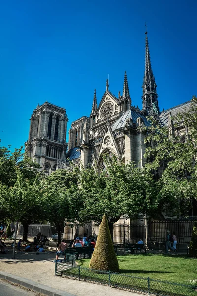 París Francia Mayo 2018 Personas Que Relajan Parque Cerca Catedral —  Fotos de Stock