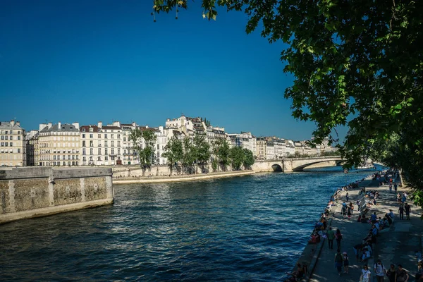 2018年5月6日 塞纳河和巴黎 的堤防与人民在晴朗的日子里 — 图库照片
