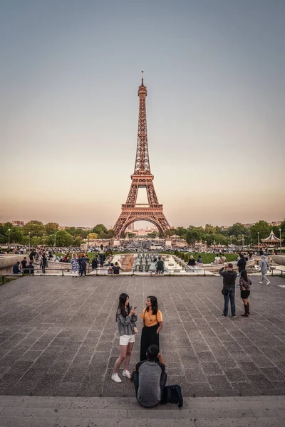 Paris Francja Maja 2018 Turystów Relaksujący Palais Chaillot — Zdjęcie stockowe