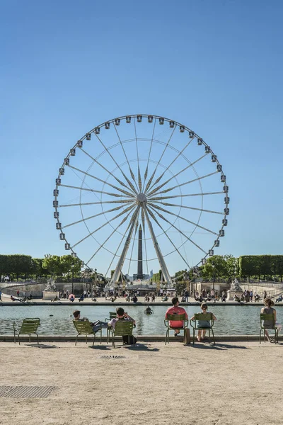 2018年5月7日 在阳光明媚的日子里 在巴黎摩天轮前杜乐丽花园的池塘边坐着放松的人们 — 图库照片