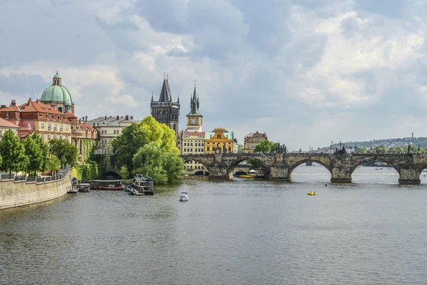 Old Town Iskele Mimarisi Charles Bridge Doğal Bahar Bakış Vltava — Stok fotoğraf