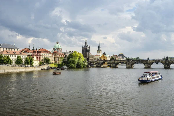 捷克布拉格 2018年5月9日 伏尔塔瓦河的老城码头建筑和查尔斯大桥的风景泉观捷克布拉格 — 图库照片