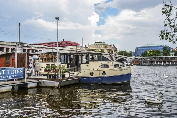 Praga República Tcheca Maio 2018 Pessoas Comprando Passagens Barco Rio — Fotografia de Stock