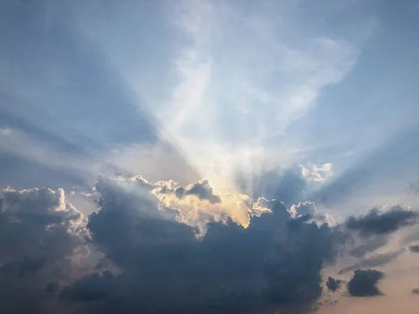 Raios Luz Solar Através Nuvens Escuras Pôr Sol — Fotografia de Stock