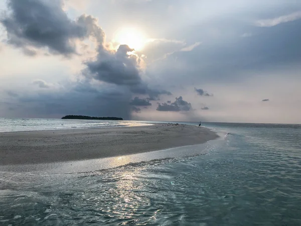 Fehendhoo Island Maldivler Yakınındaki Kumsal Üzerinde Okyanusa Beautyful Günbatımı — Stok fotoğraf