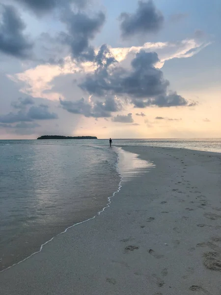 Fehendhoo Island Maldivler Yakınındaki Kumsal Üzerinde Okyanusa Beautyful Günbatımı — Stok fotoğraf
