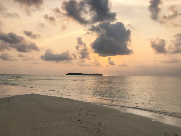 Fehendhoo Island Maldivler Yakınındaki Kumsal Üzerinde Okyanusa Beautyful Günbatımı — Stok fotoğraf