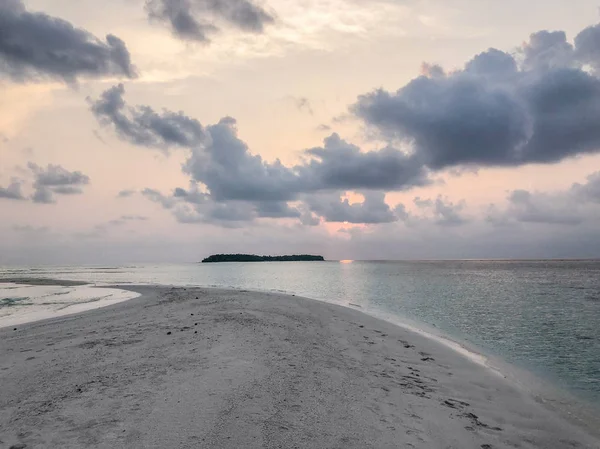 Fehendhoo Island Maldivler Yakınındaki Kumsal Üzerinde Okyanusa Beautyful Günbatımı — Stok fotoğraf